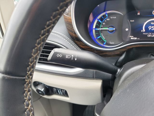 Used 2022 Chrysler Pacifica Limited FWD image 16
