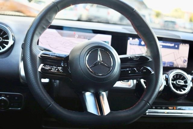 Used 2024 Mercedes-Benz GLB 250 4MATIC image 30