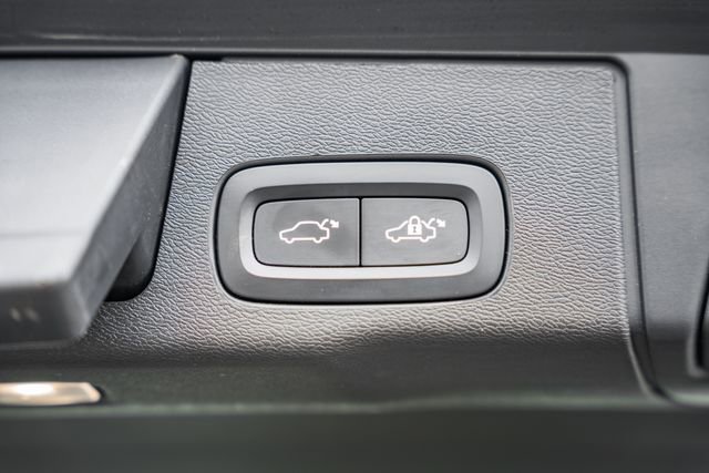 Used 2022 Volvo XC60 T8 Inscription w/ Advanced Package image 11