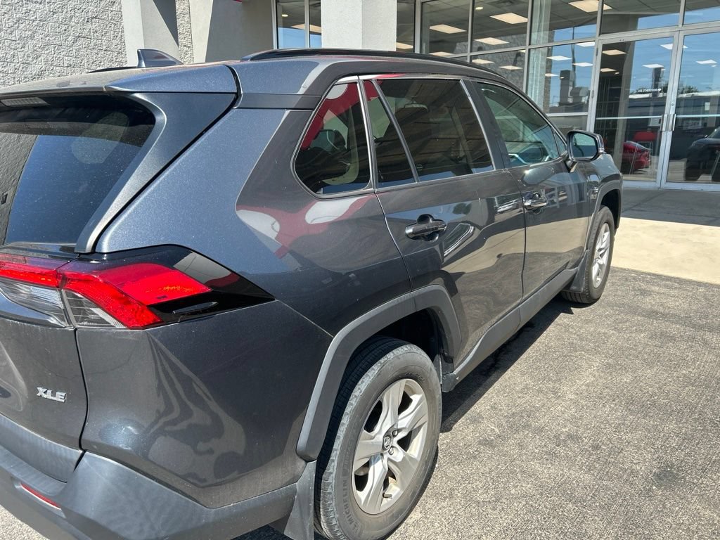 Used 2020 Toyota RAV4 XLE w/ Convenience Package FWD image 4
