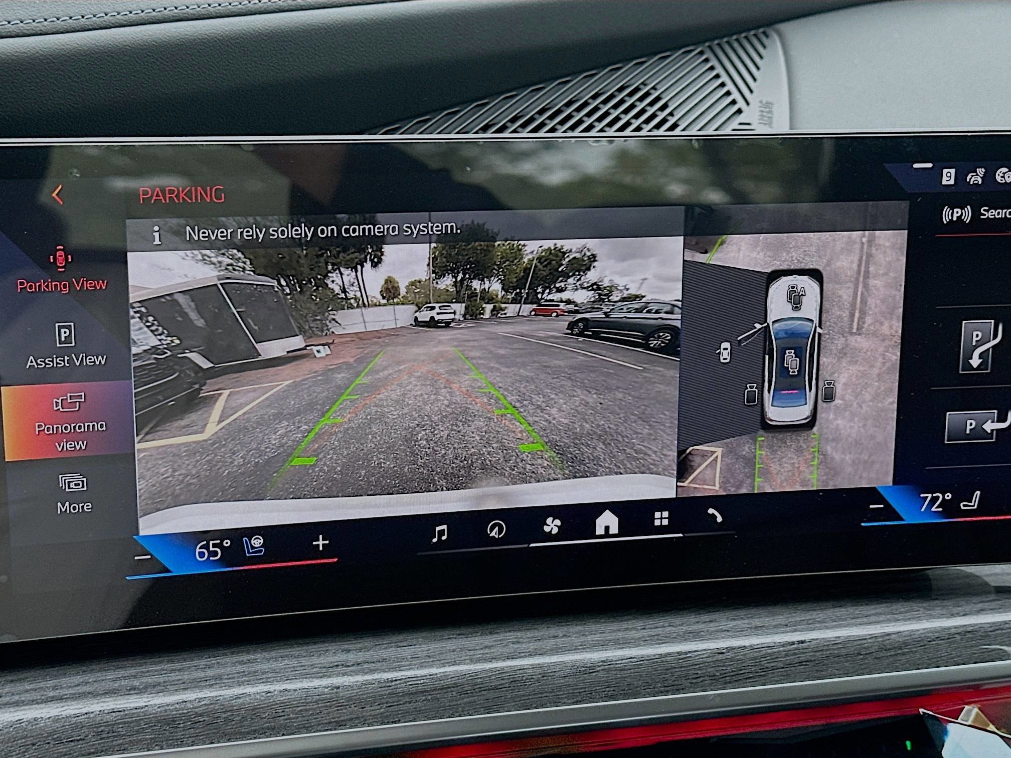 New 2026 BMW 750e xDrive w/ Premium Package image 12