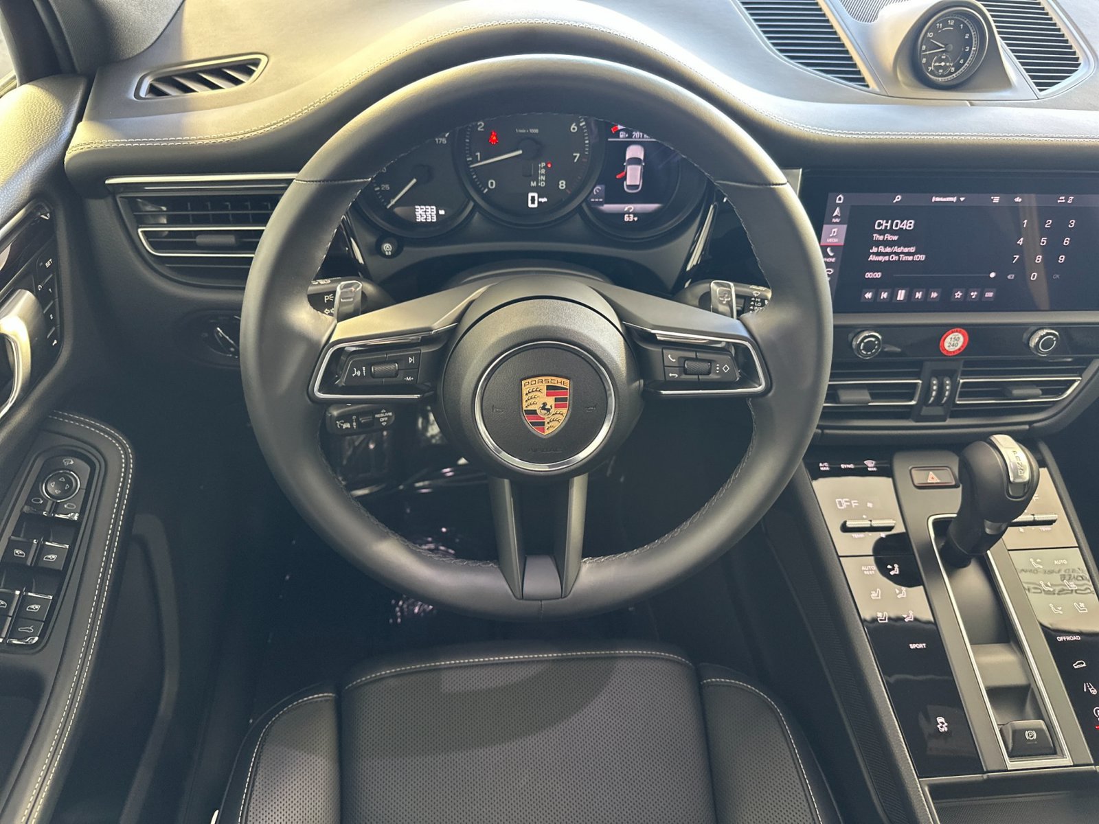 Certified 2025 Porsche Macan AWD/4WD image 16