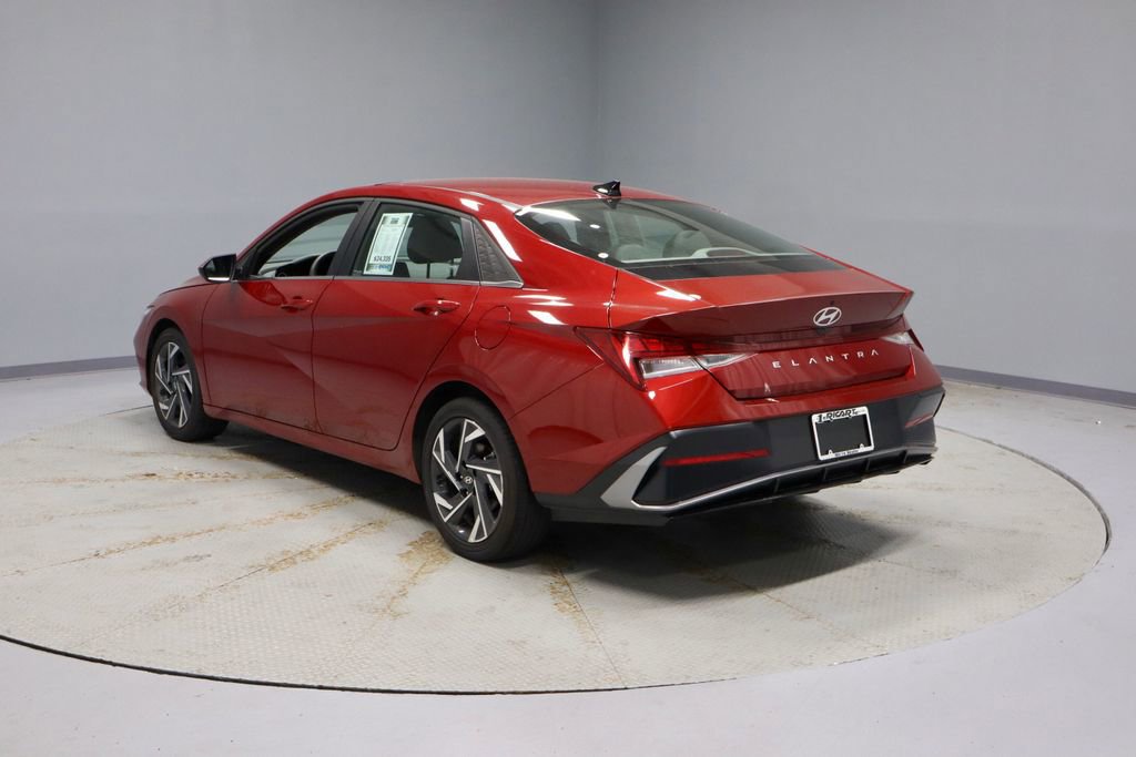 Certified 2025 Hyundai Elantra SEL FWD image 10