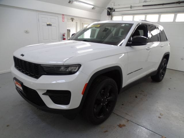 Certified 2023 Jeep Grand Cherokee Altitude AWD/4WD image 18