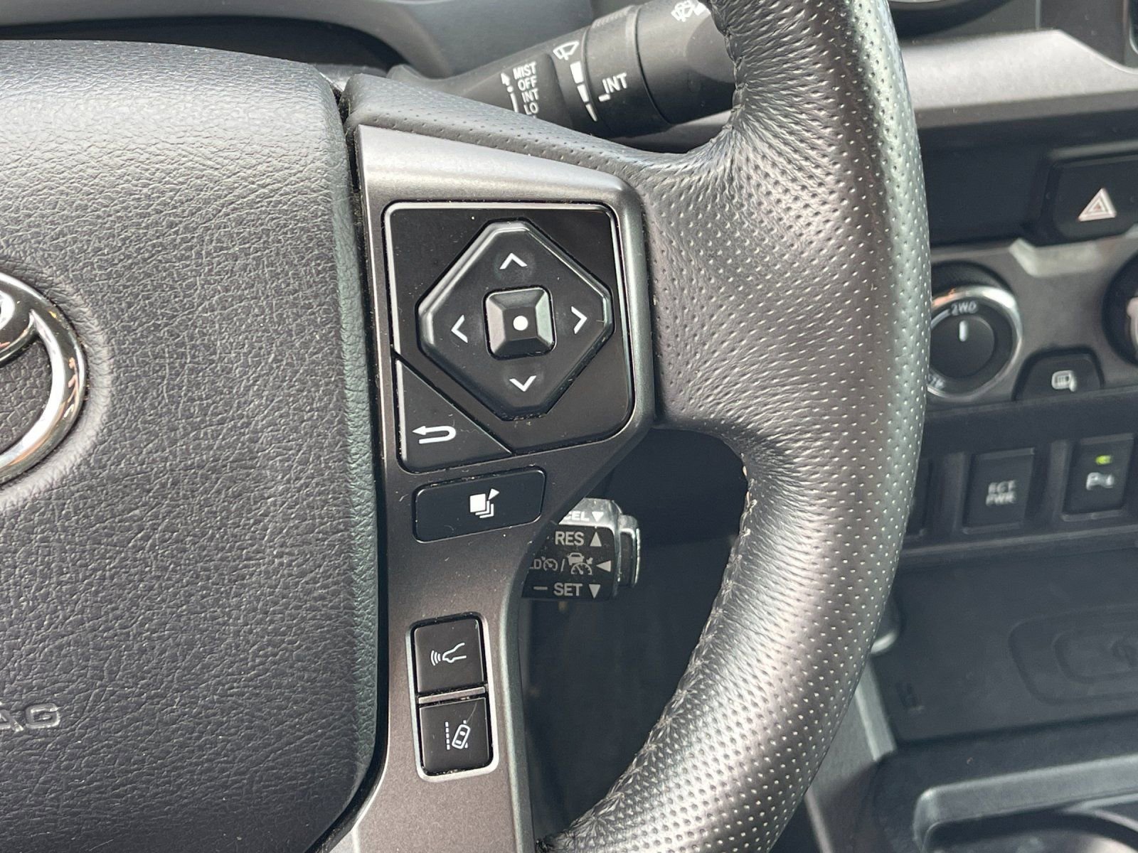 Used 2021 Toyota Tacoma TRD Off-Road w/ Technology Package AWD/4WD image 26