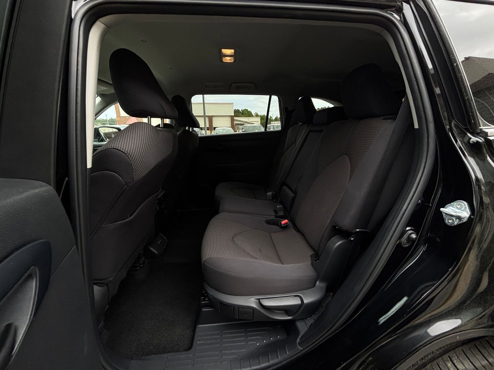 Used 2025 Toyota Highlander LE image 32