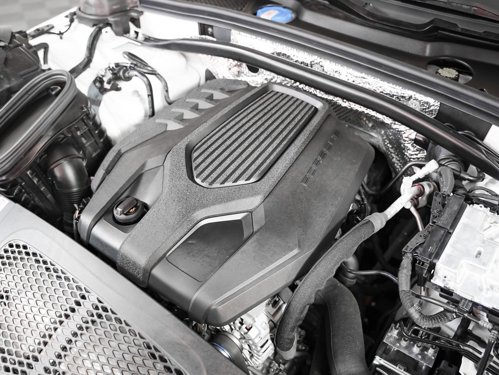 Certified 2025 Porsche Macan AWD/4WD image 12