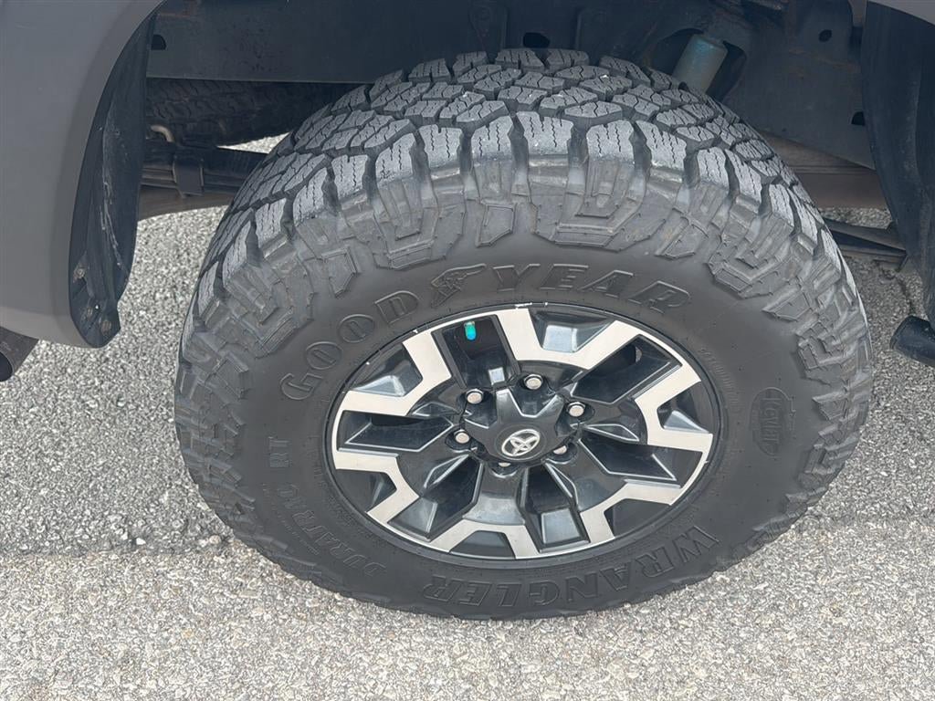 Used 2019 Toyota Tacoma TRD Off-Road w/ Technology Package AWD/4WD image 9