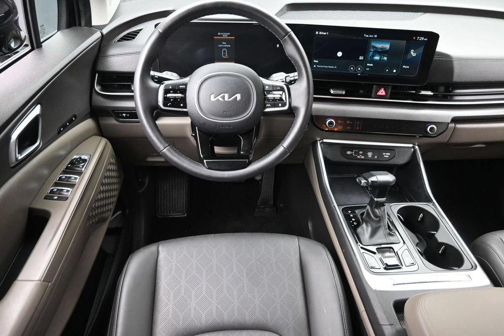 Used 2025 Kia Carnival EX FWD image 16