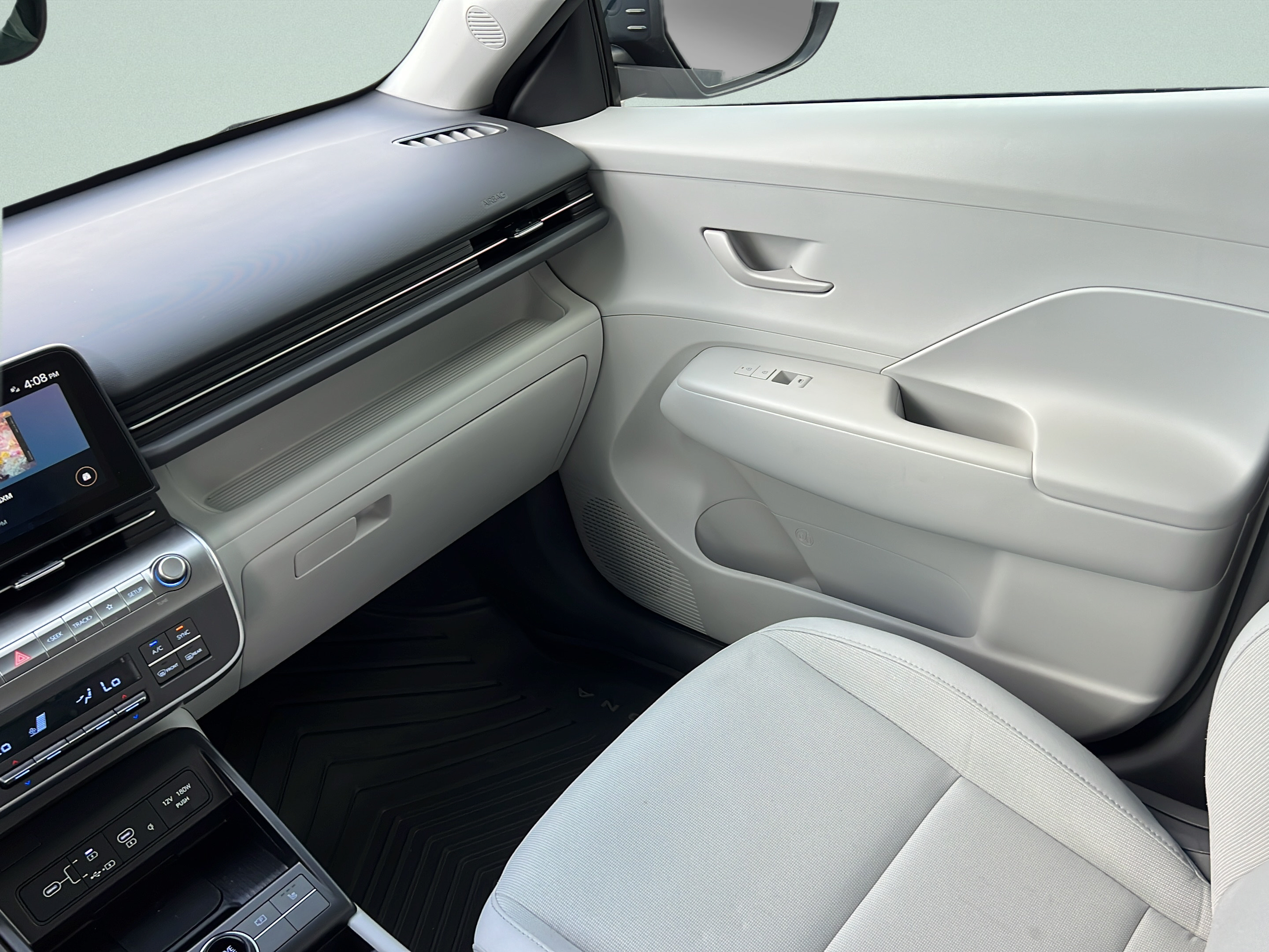 Used 2024 Hyundai Kona SEL w/ Convenience Package FWD image 16