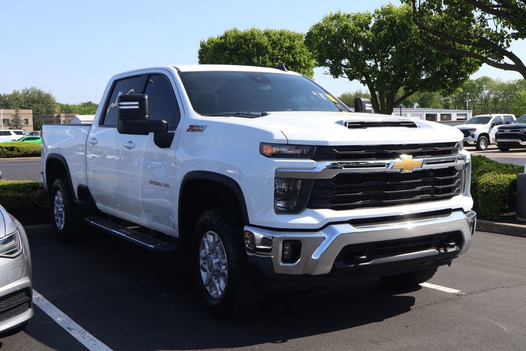 Used 2024 Chevrolet Silverado 2500 LT AWD/4WD image 3