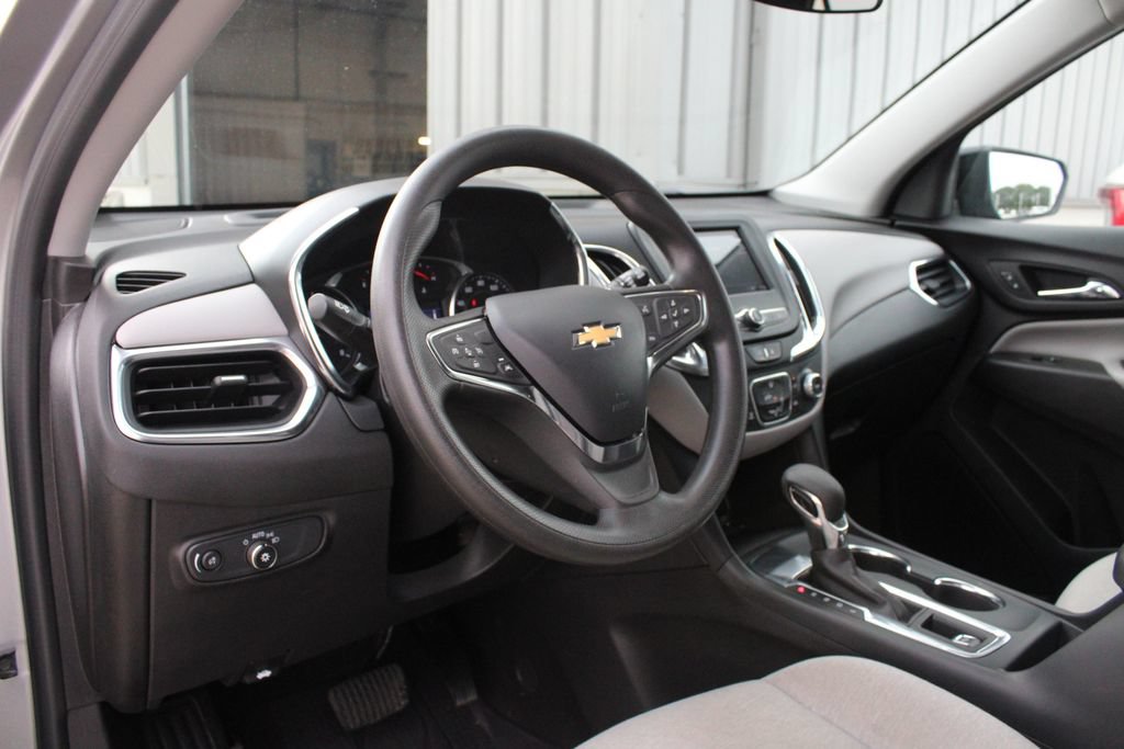 Used 2024 Chevrolet Equinox LS w/ LS Convenience Package FWD image 2