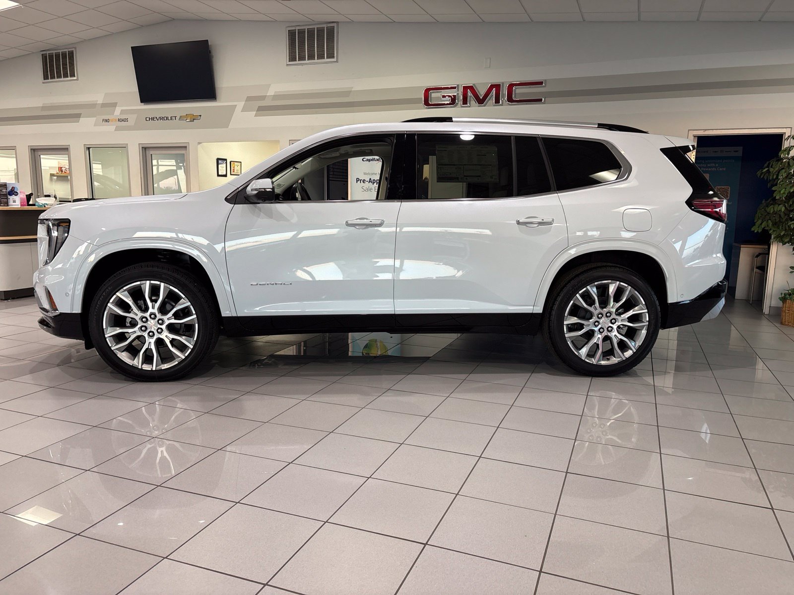 New 2027 GMC Acadia Denali w/ Denali Reserve Package AWD/4WD image 2