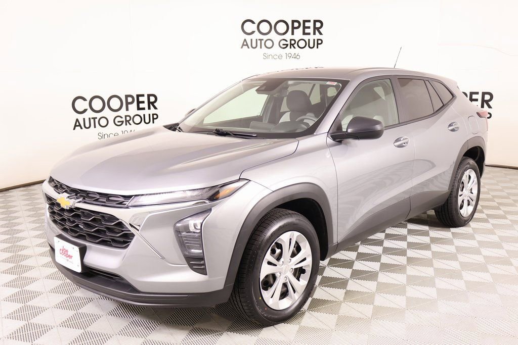 Used 2024 Chevrolet Trax LS w/ Driver Confidence Package image 9