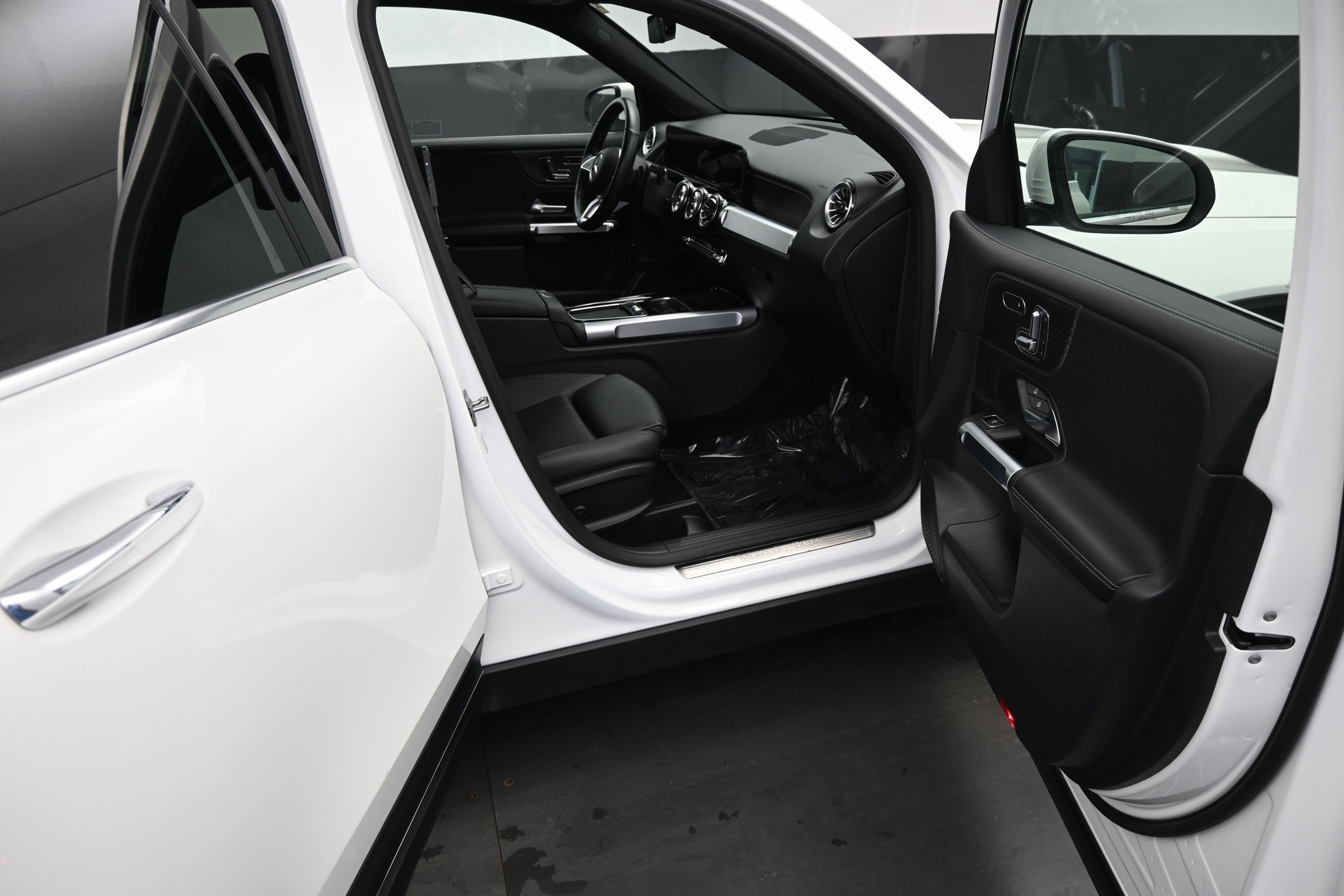 Used 2025 Mercedes-Benz GLB 250 4MATIC image 13