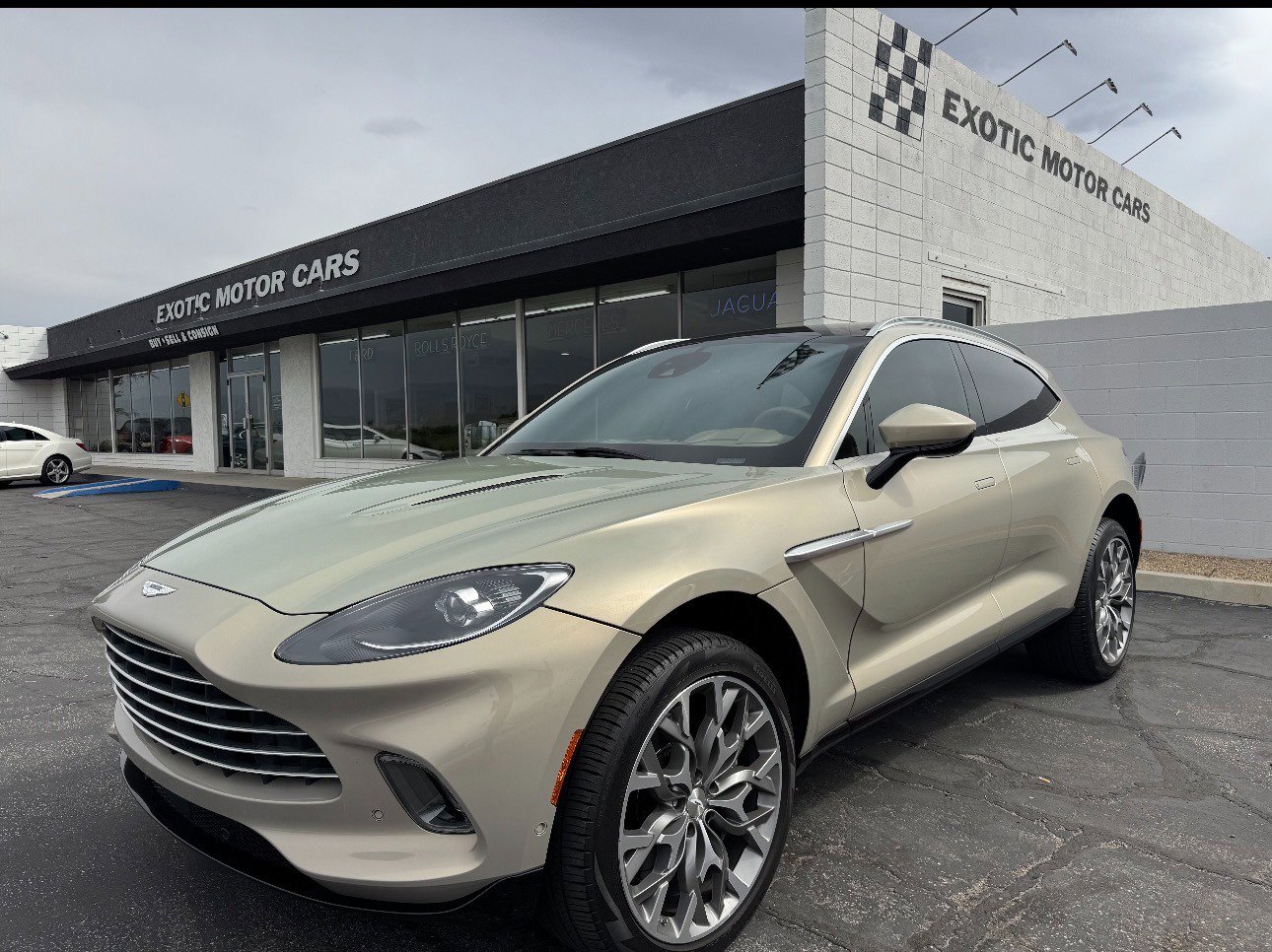 Used 2021 Aston Martin DBX AWD/4WD image 1