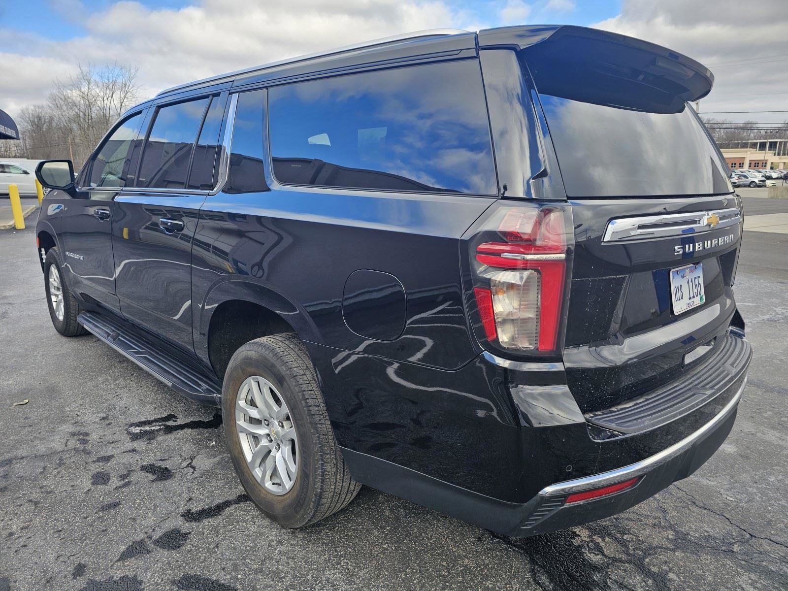 Used 2023 Chevrolet Suburban LT image 3