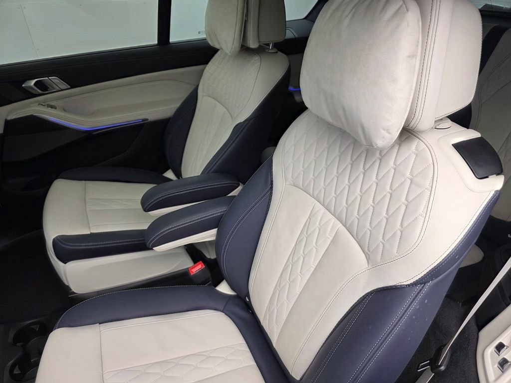 Used 2022 BMW X7 xDrive40i w/ M Sport Package AWD/4WD image 17