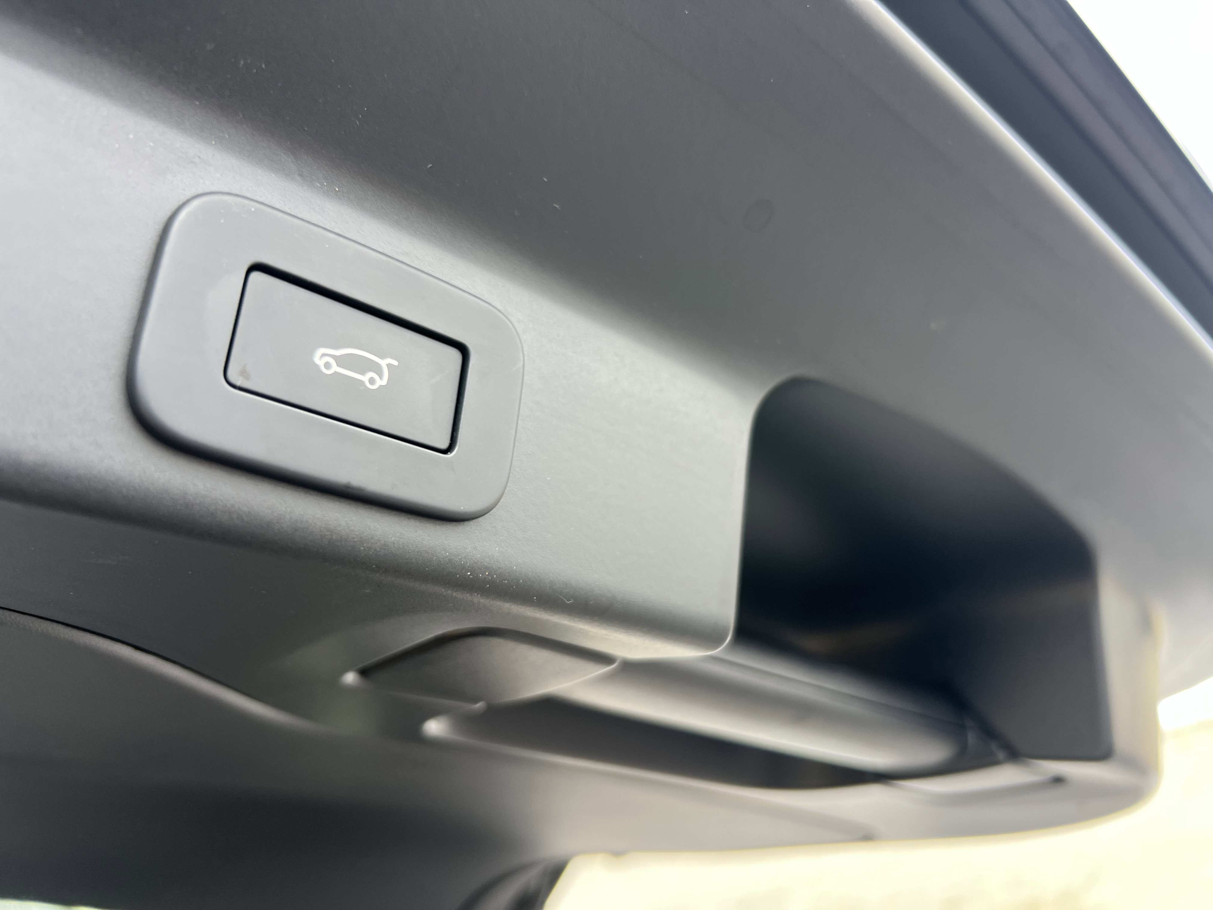 Used 2023 Jaguar F-PACE SVR image 39