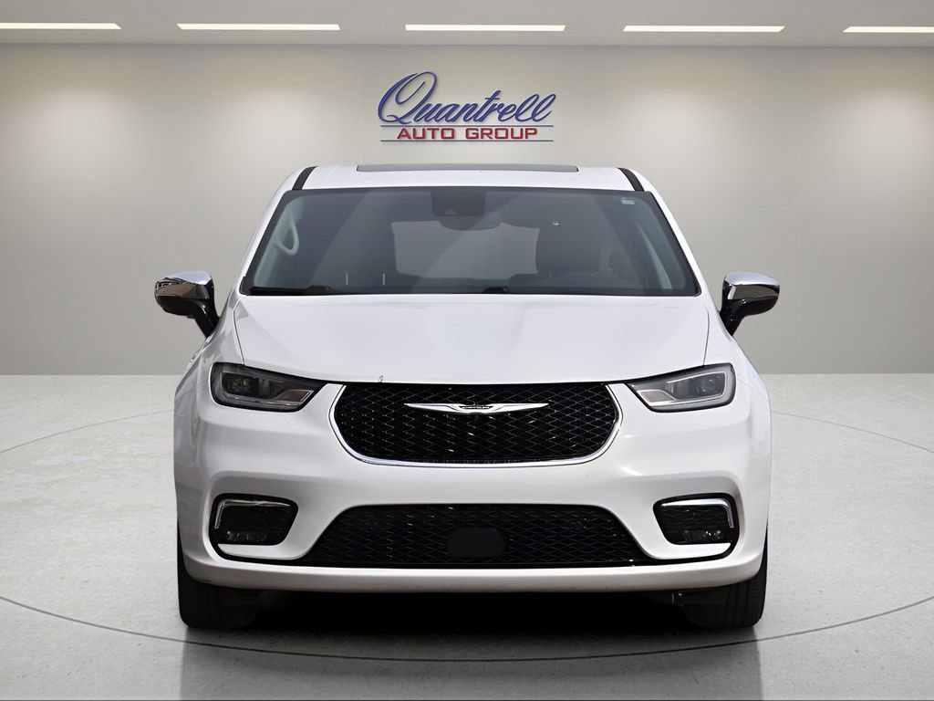 Used 2023 Chrysler Pacifica Limited w/ Uconnect Theater Family Group image 9