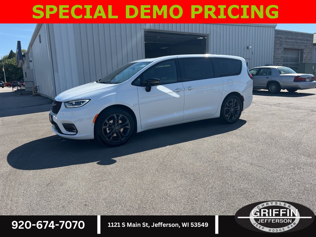 New 2026 Chrysler Pacifica Select