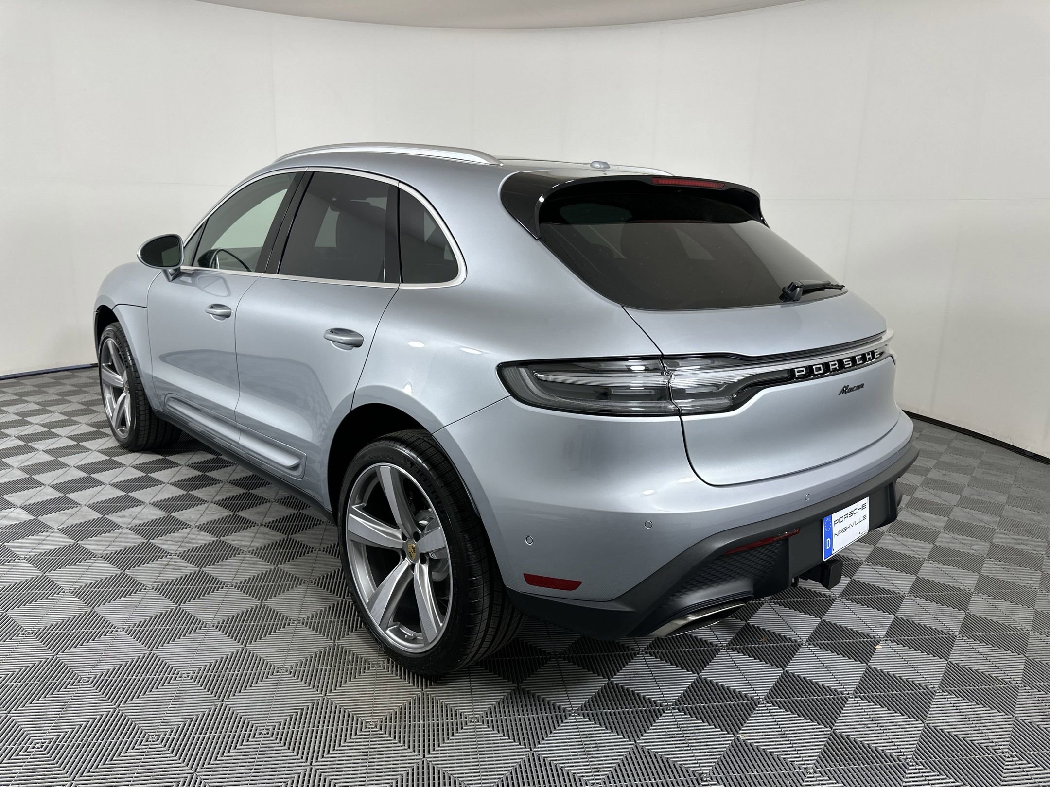 Certified 2025 Porsche Macan image 3