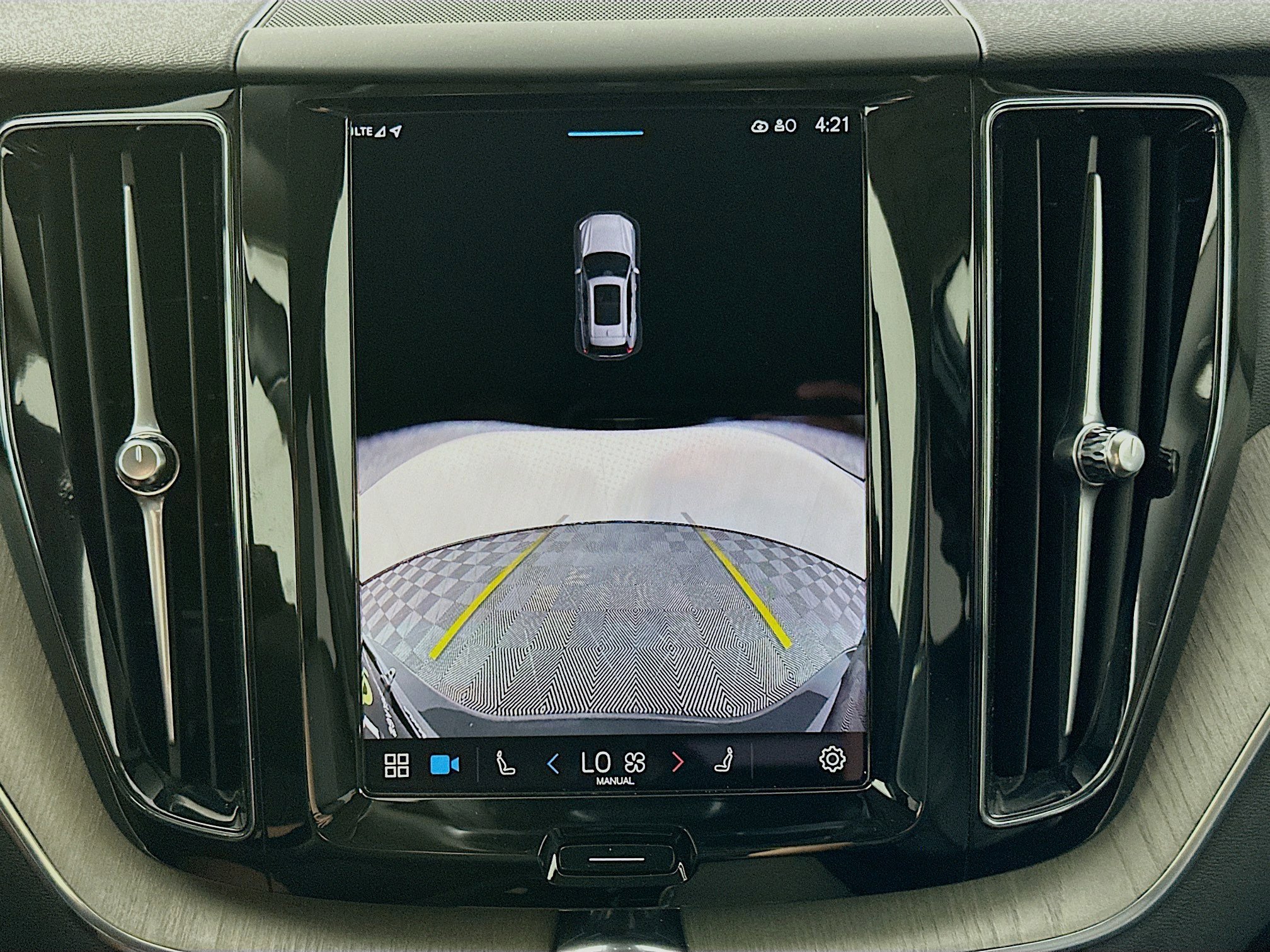 Used 2025 Volvo XC60 B5 Plus image 23