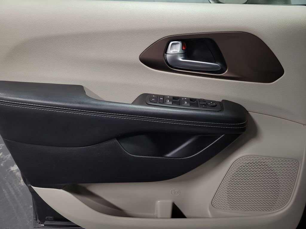 Used 2020 Chrysler Voyager L image 23
