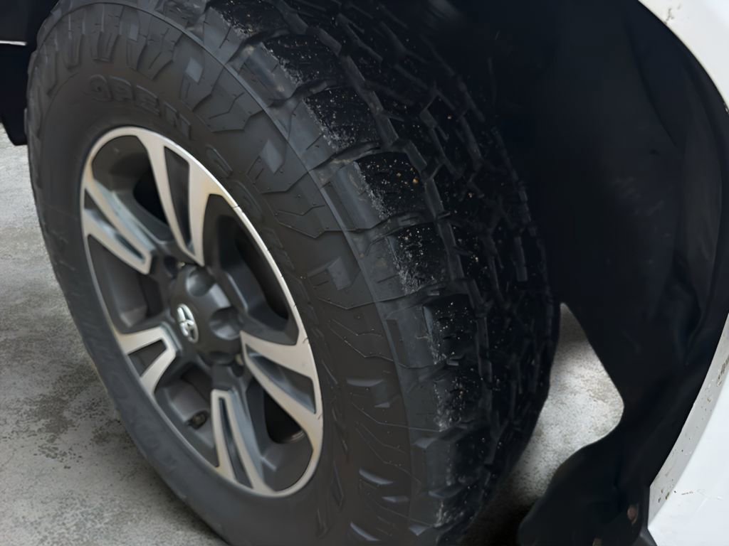 Used 2017 Toyota Tacoma TRD Sport image 9