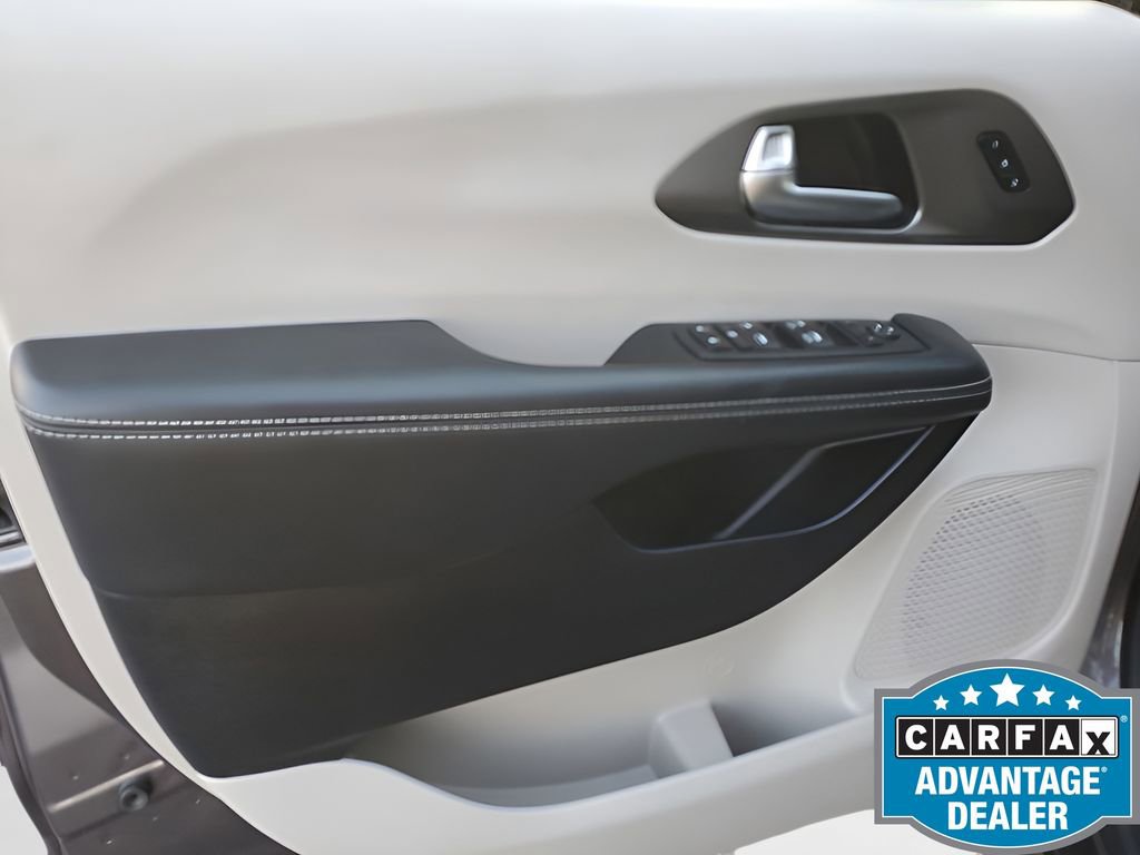 Used 2023 Chrysler Pacifica Touring-L image 44