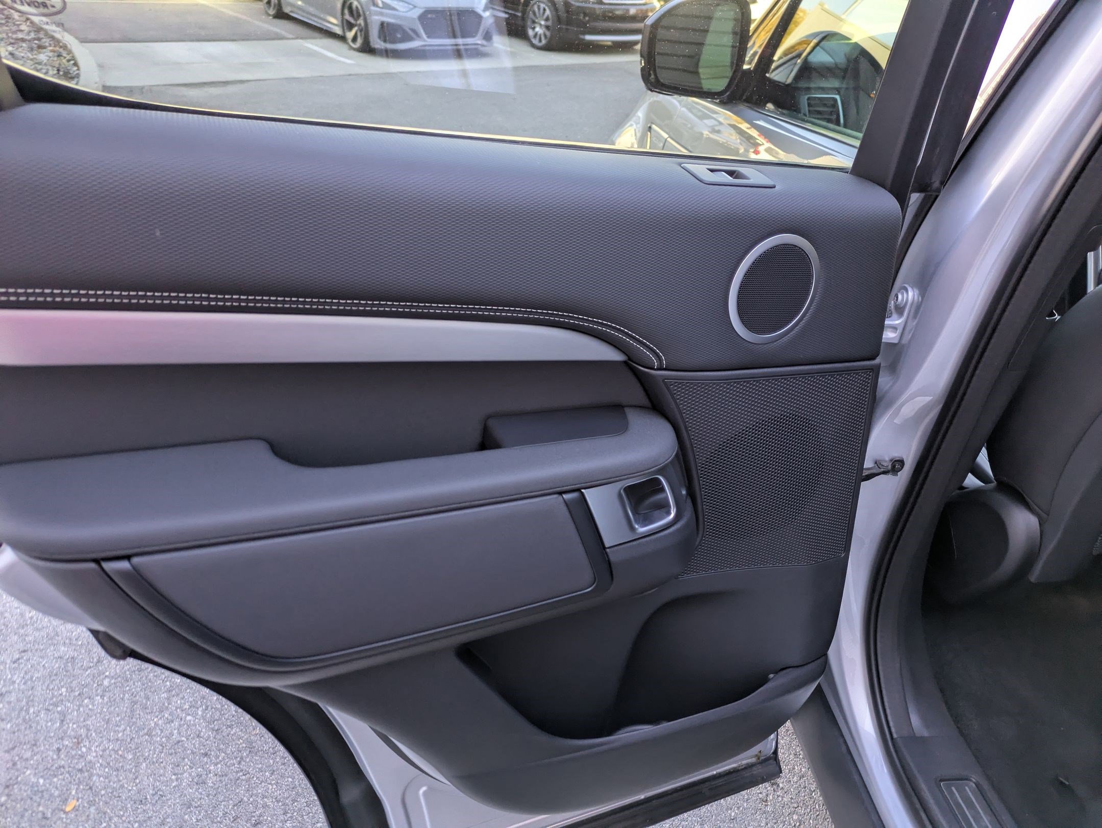 Used 2024 Land Rover Discovery Dynamic SE image 30