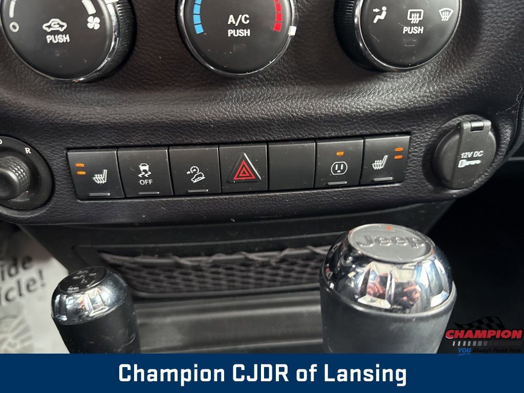 Used 2016 Jeep Wrangler Unlimited Rubicon w/ Connectivity Group image 27