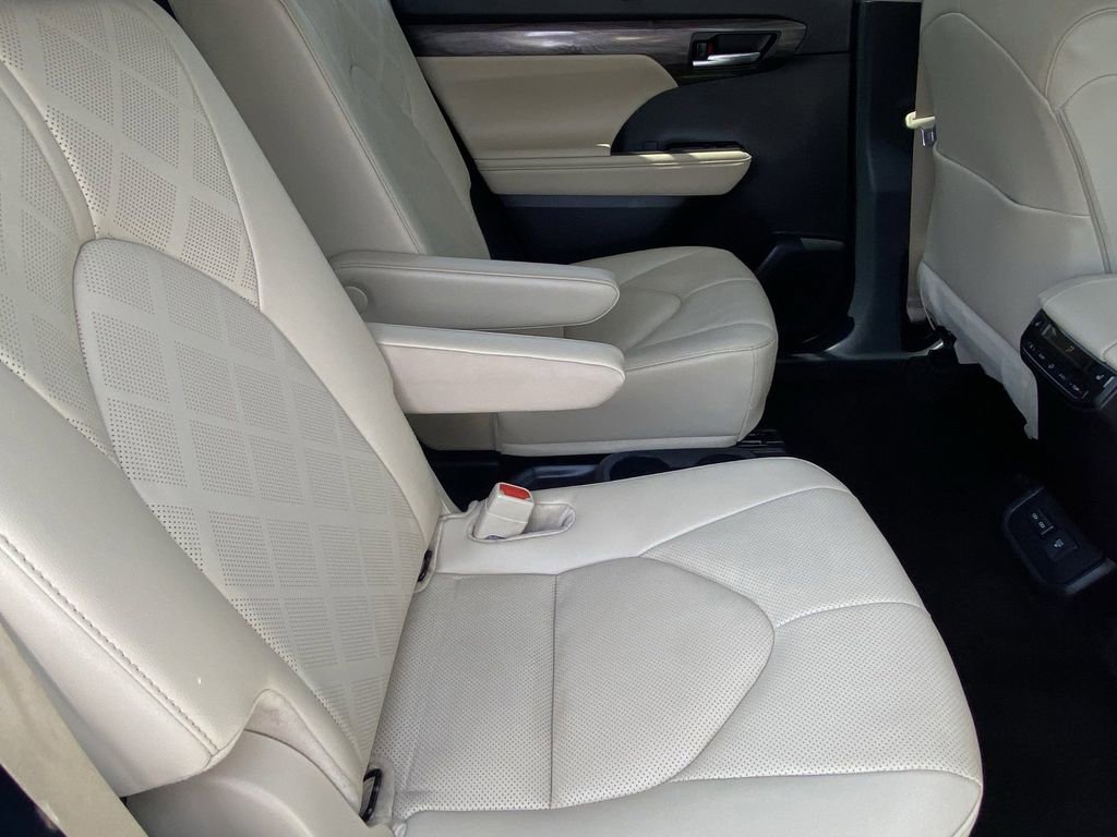 Used 2024 Toyota Highlander Platinum image 18