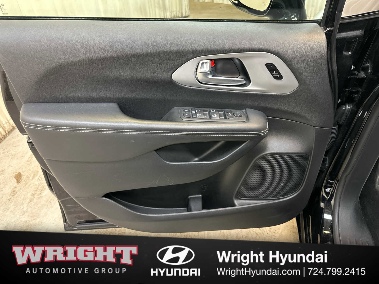 Used 2025 Chrysler Pacifica Limited image 9