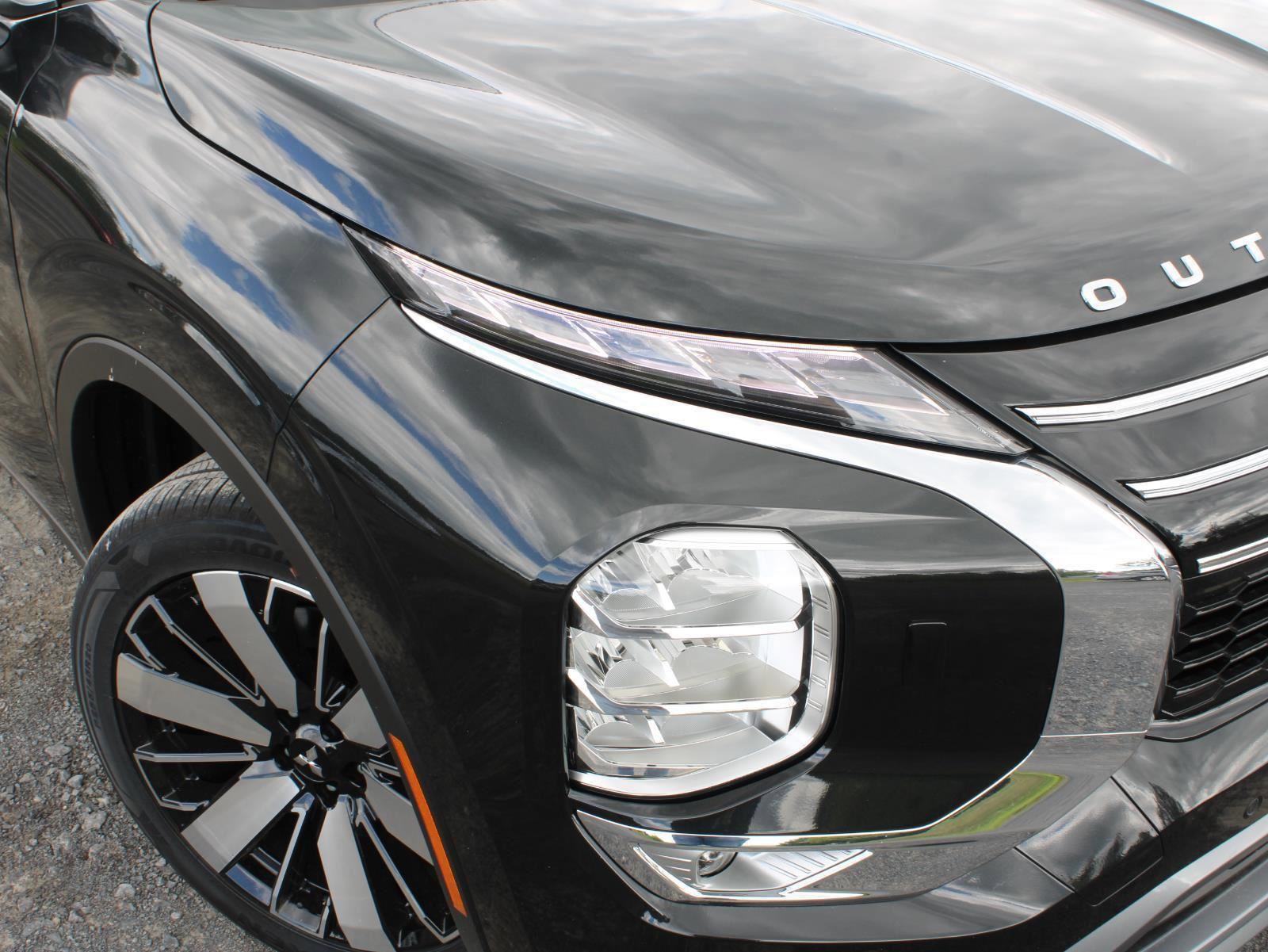New 2025 Mitsubishi Outlander SE image 3