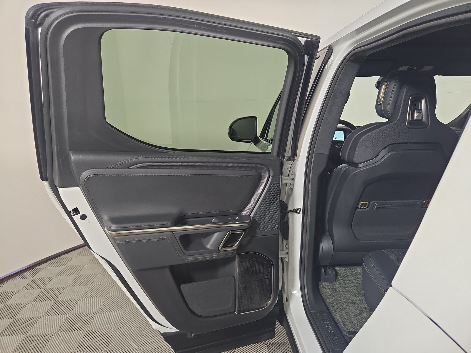 Used 2023 Rivian R1T Adventure AWD/4WD image 17
