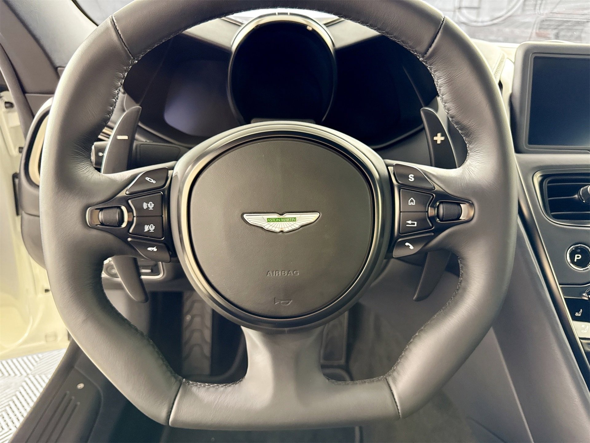 Used 2023 Aston Martin DBS Coupe image 10