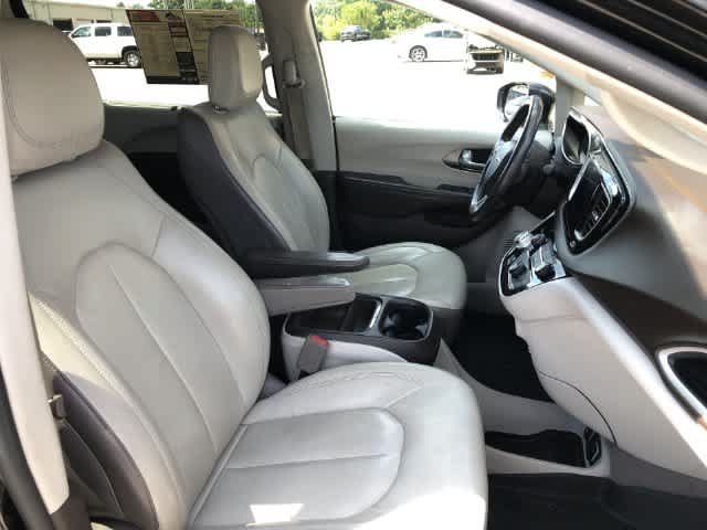Used 2017 Chrysler Pacifica Touring-L FWD image 18