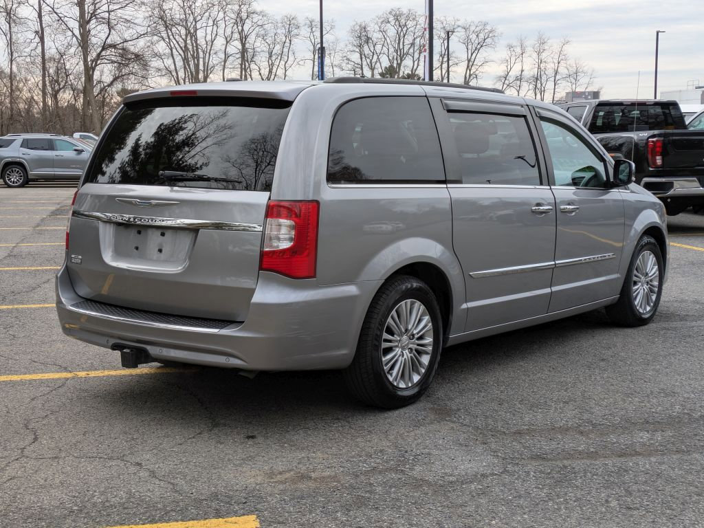 Used 2016 Chrysler Town & Country Touring-L image 7