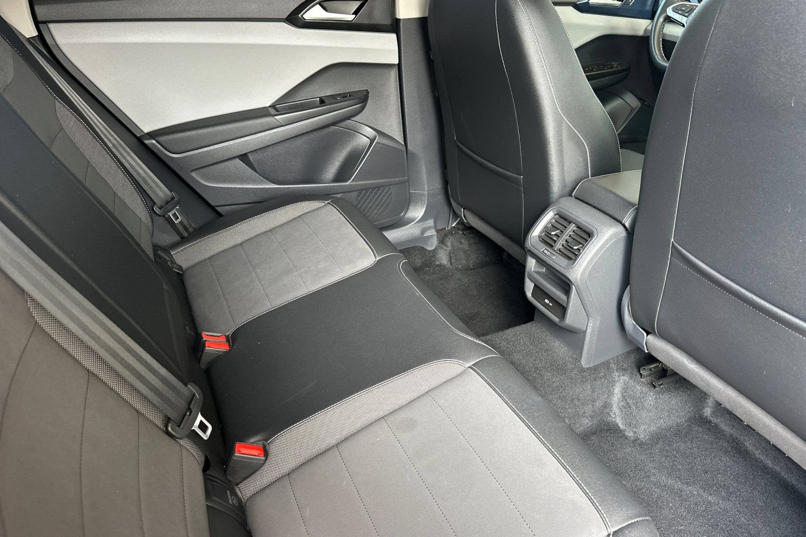 Used 2022 Volkswagen Taos SE FWD image 19