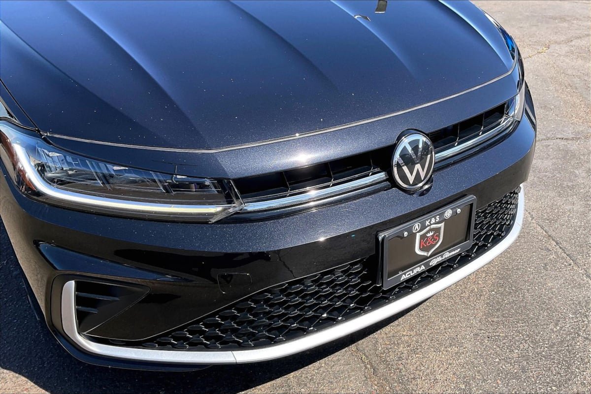 Used 2025 Volkswagen Jetta SE FWD image 25