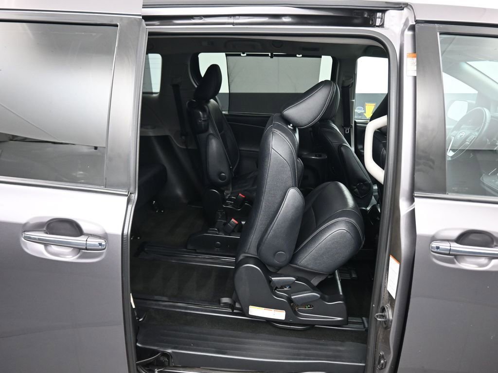 Used 2017 Toyota Sienna SE w/ SE Preferred Package image 48