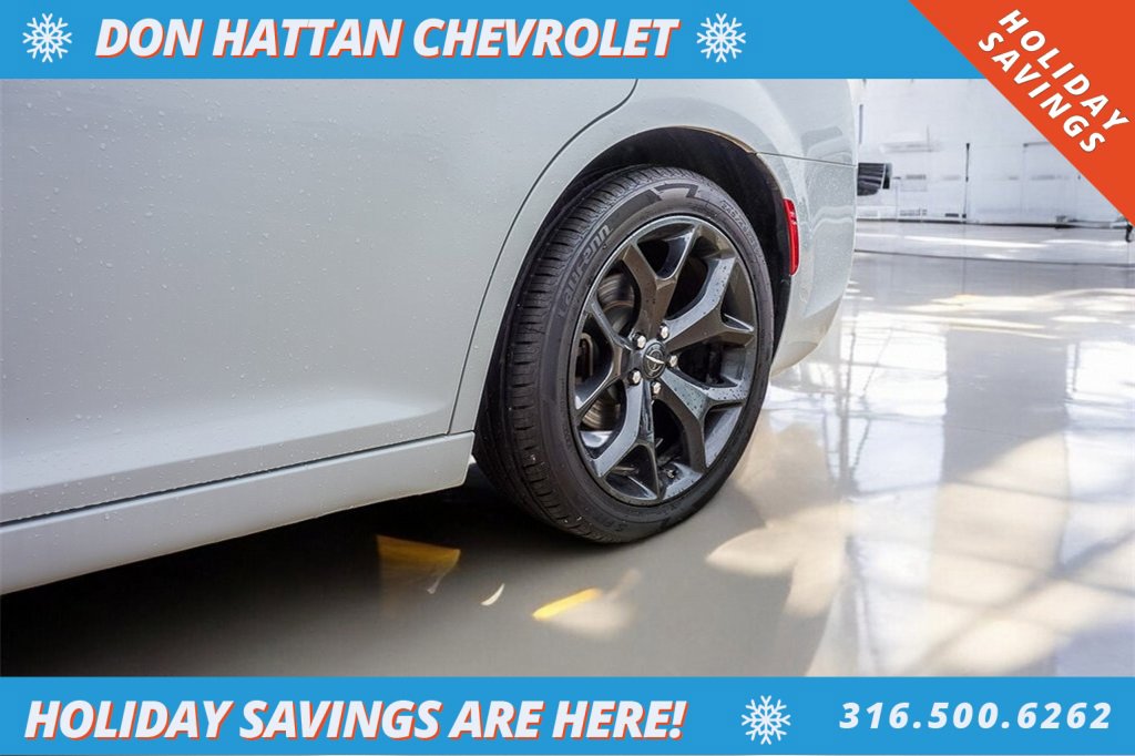 Used 2023 Chrysler 300 Touring w/ Sport Appearance Package image 33