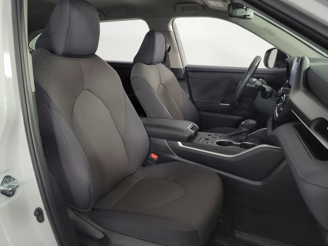 Used 2024 Toyota Highlander LE FWD image 16
