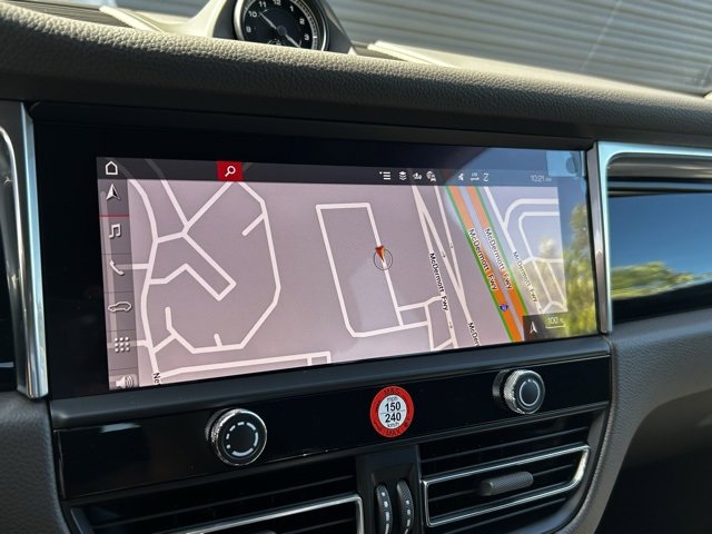 Certified 2025 Porsche Macan image 33