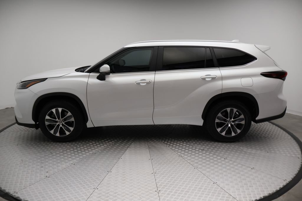 Used 2024 Toyota Highlander XLE FWD image 12