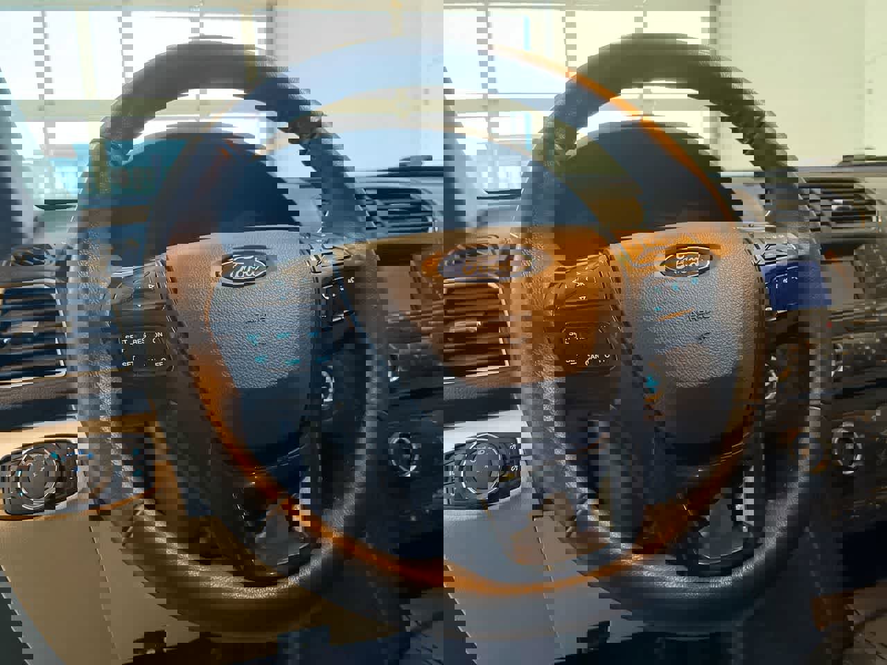 Used 2016 Ford Explorer XLT image 14