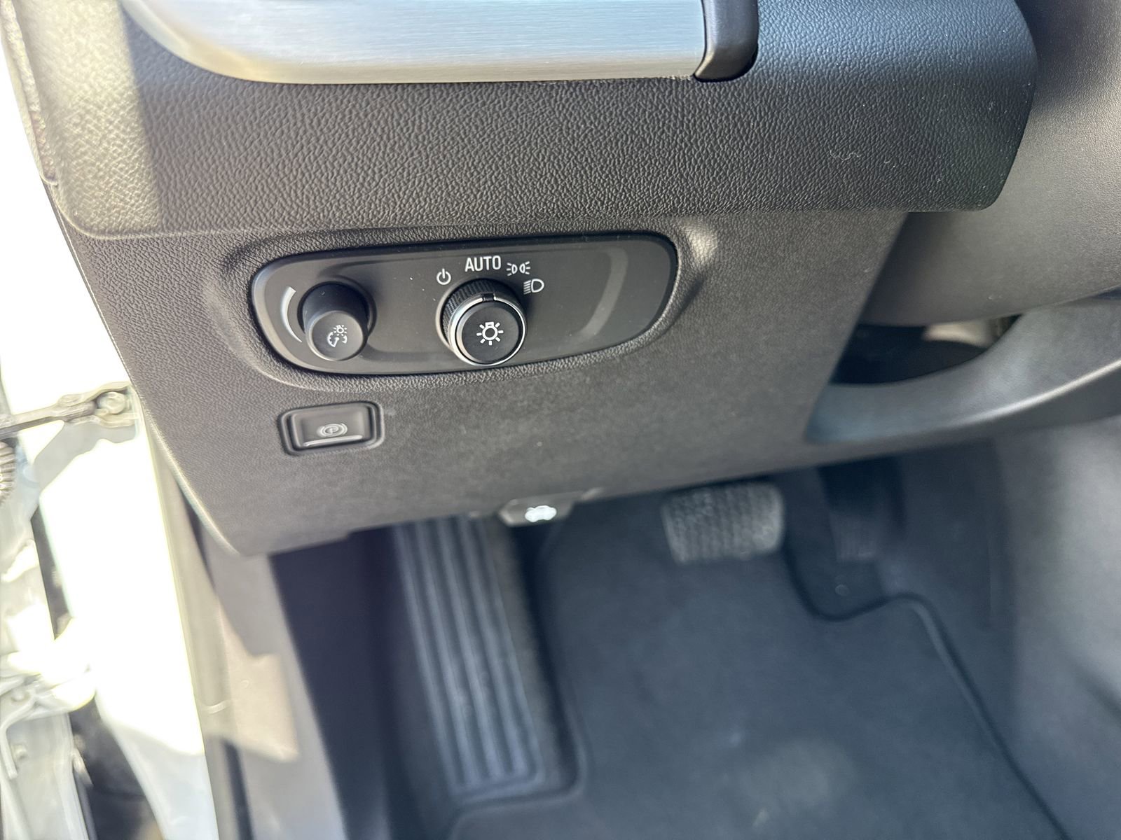 Used 2024 GMC Terrain SLE w/ Driver Convenience Package FWD image 15