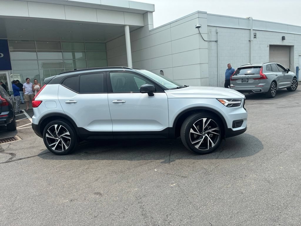 Used 2021 Volvo XC40 T5 R-Design w/ Climate Package AWD/4WD image 2