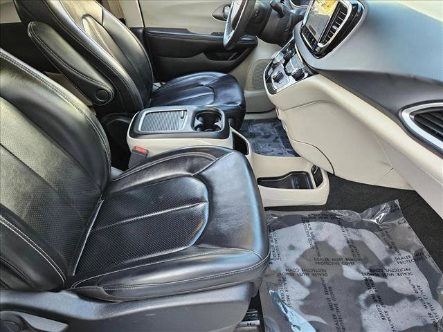 Used 2023 Chrysler Pacifica Touring-L image 19